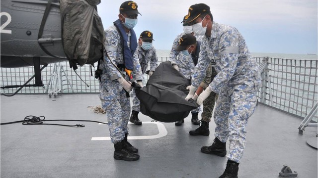 Sailors Missing After US Navy Destroyer Collides With Cargo Ship Off Singapore Sailors Missing After US Navy Destroyer Collides With Cargo Ship Off Singapore