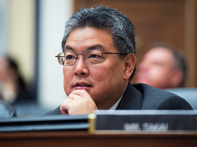 Congressman wants Aloha wear allowed in House