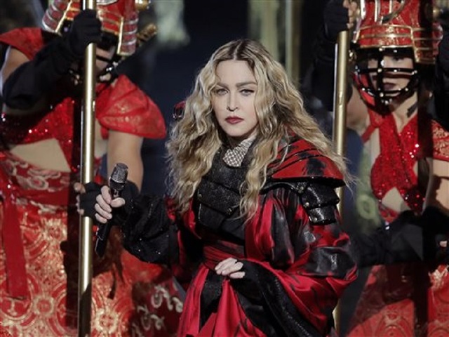 Madonna angers fans with 2-hour concert delay