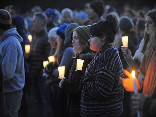 Students make memorial for classmates killed in crash