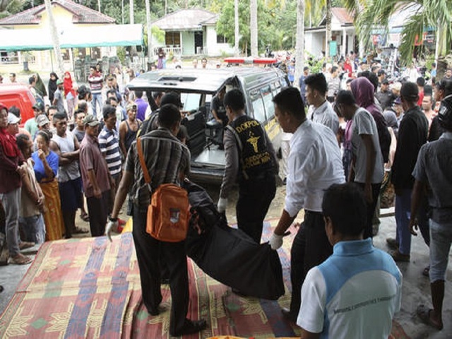 Search resumes for 44 missing from Indonesia boat sinking
