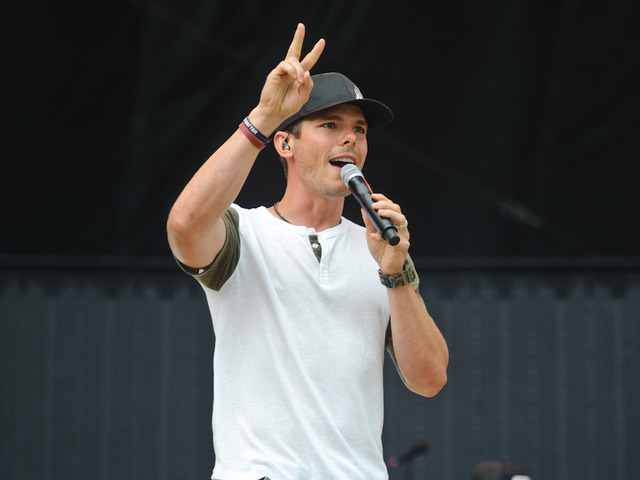 Country singer Granger Smith falls off stage, breaks ribs, finishes song (VIDEO)