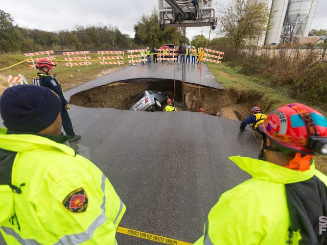 Texas officer dies after car plummets into sinkhole