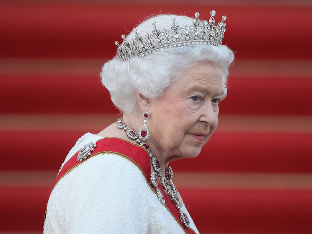 'Heavy cold' keeps Queen Elizabeth from New Year's Day service