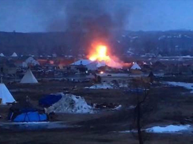 Deadline to leave Dakota Access Pipeline site strikes for protesters
