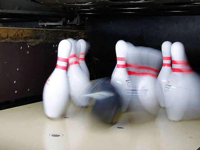 White House bowling party looks to spare party split