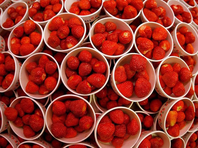 Strawberries remain at top of pesticide list, report says