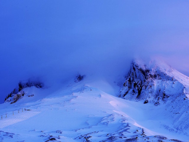 Climber dies, 7 others rescued on Oregon's Mount Hood