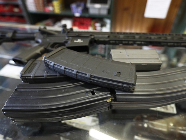 Gun control debate: Trump to meet with key lawmakers Wednesday